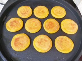 两面都煎至金黄色就熟了。