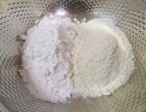 准备好高筋面粉和澄粉，加入盐混合均匀。