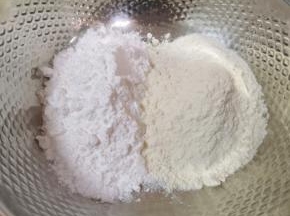 准备好高筋面粉和澄粉，加入盐混合均匀。