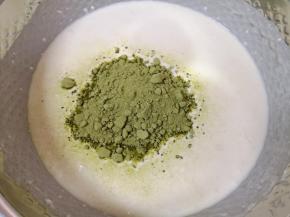 加入菠菜粉搅拌均匀。