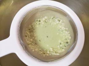 搅拌好的面浆水过一下筛，滤出里面的小面疙瘩。
