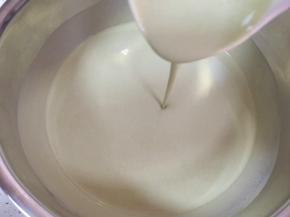 过过筛的面浆水特别细腻顺滑。