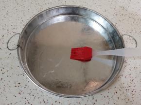 锅里放水大火烧开（锅的直径要比凉皮锣锣大2-3厘米）凉皮锣锣底部和侧面刷上一层熟油。