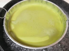 面浆水搅拌均匀舀入锣锣里面（想要凉皮厚一点就多舀一些面浆水，想要凉皮薄一点就少舀一些面浆水），将凉皮锣锣放入开水锅里来回晃一下，使凉皮薄厚均匀，盖上锅盖大火蒸至凉皮起泡就熟了（大概需要两分钟）。