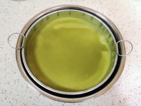 准备一盆凉水（盆要比凉皮锣锣大），将蒸好的凉皮取出放入凉水盆里冷却。