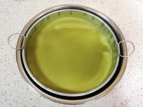 准备一盆凉水（盆要比凉皮锣锣大），将蒸好的凉皮取出放入凉水盆里冷却。