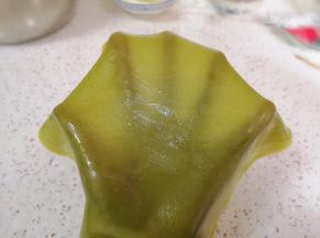 看一下刚刚做好的凉皮，光滑有韧性。