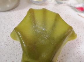 看一下刚刚做好的凉皮，光滑有韧性。