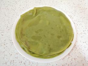 冷却后的凉皮上面也刷上一层熟油，取出放在盘子里，依次做完剩下的面浆水。