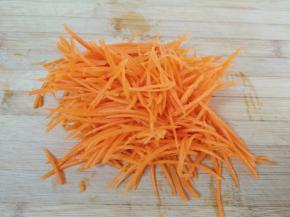 胡萝卜洗干净擦成细丝。