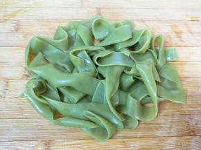 凉皮根据自己的喜好切成条状。