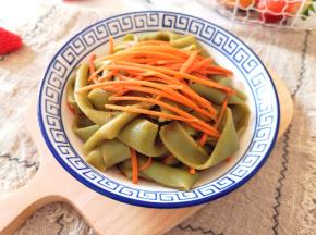 根据自己的口味放香醋、盐、鸡精和蒜水，浇上辣椒油，搅拌均匀就可以开吃啦！