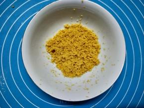 将熟鸡蛋黄碾碎，过筛成粉状