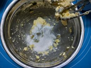 将软化好的黄油用电动打蛋器打散，加入糖粉
