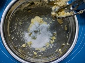 将软化好的黄油用电动打蛋器打散，加入糖粉