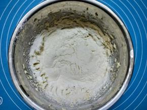 筛入低筋面粉、玉米淀粉