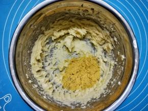 将过筛好的蛋黄加入