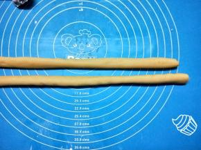 将面团搓成长条