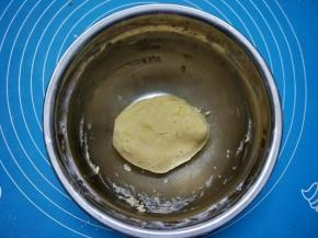 戴上手套，用手抓捏，直到成为一个光滑面团