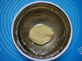 戴上手套，用手抓捏，直到成为一个光滑面团