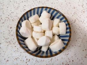 棉花糖用剪刀从中间剪开，方便融化。