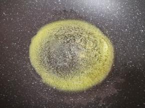 黄油放入不粘锅，开最小火加热融化。