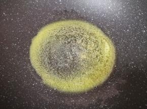 黄油放入不粘锅，开最小火加热融化。