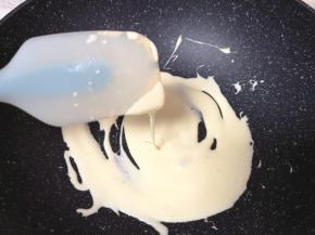 用硅胶刮铲一边压一边搅拌，直至棉花糖完全融化，提起硅胶刮铲可以拉丝。