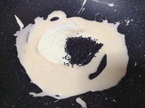 下入奶粉和熟黑芝麻。