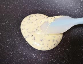 搅拌均匀，看不见奶粉的时候关火，铲出放在小碗里。