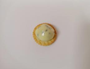 取一个小奇福饼干，放上揉好的棉花糖小球。