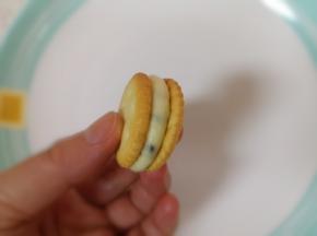 盖上另外一片小奇福饼干，用手指轻轻摁一下，一个牛扎芝麻汉堡就做好了。