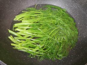 茴香苗洗干净，锅内放水加一点盐和食用油烧开，下入茴香苗焯水至变色，捞出用凉水冲一下。