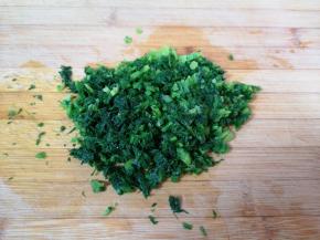 焯过水的茴香苗攥去多余的水分剁碎。