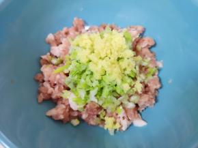 准备好肉馅，将葱和姜切碎放在上面。