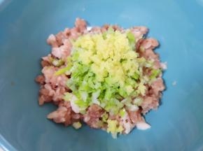 准备好肉馅，将葱和姜切碎放在上面。