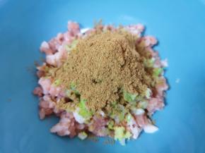 放上十三香，炒锅内倒入食用油烧热，浇在十三香上面激出香味。