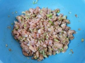 搅拌均匀静置一会儿。