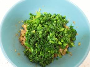 将剁碎的茴香苗放入肉馅里搅拌均匀。