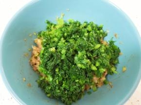 将剁碎的茴香苗放入肉馅里搅拌均匀。