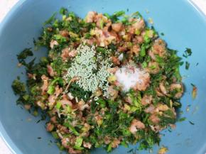 放生抽、盐、蔬之鲜和香油搅拌均匀，春卷馅就做好了。