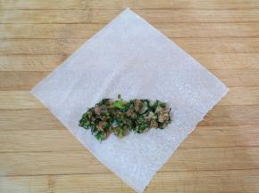 取一张春卷皮(如图)放在案板上，放上做好的春卷馅。