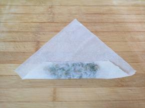 将有馅的一角卷起。