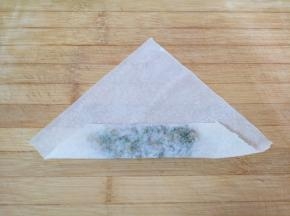 将有馅的一角卷起。
