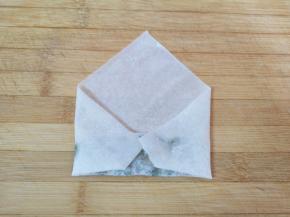 把春卷皮左右两个角向春卷皮中间折叠。