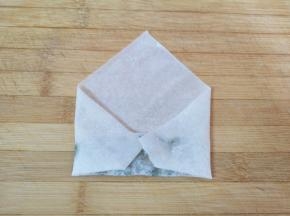 把春卷皮左右两个角向春卷皮中间折叠。