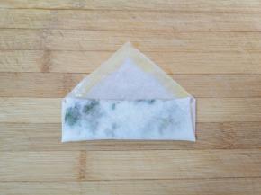 继续卷起来，最后一个角的边缘抹上蛋液。