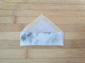 继续卷起来，最后一个角的边缘抹上蛋液。