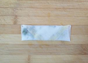 卷起来，一个春卷就包好了，依次做完剩下的春卷。