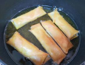 中火炸至两面金黄。